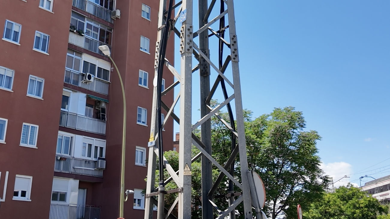 Torre de una línea eléctrica aérea de media tensión en el barrio de El Soto, Móstoles