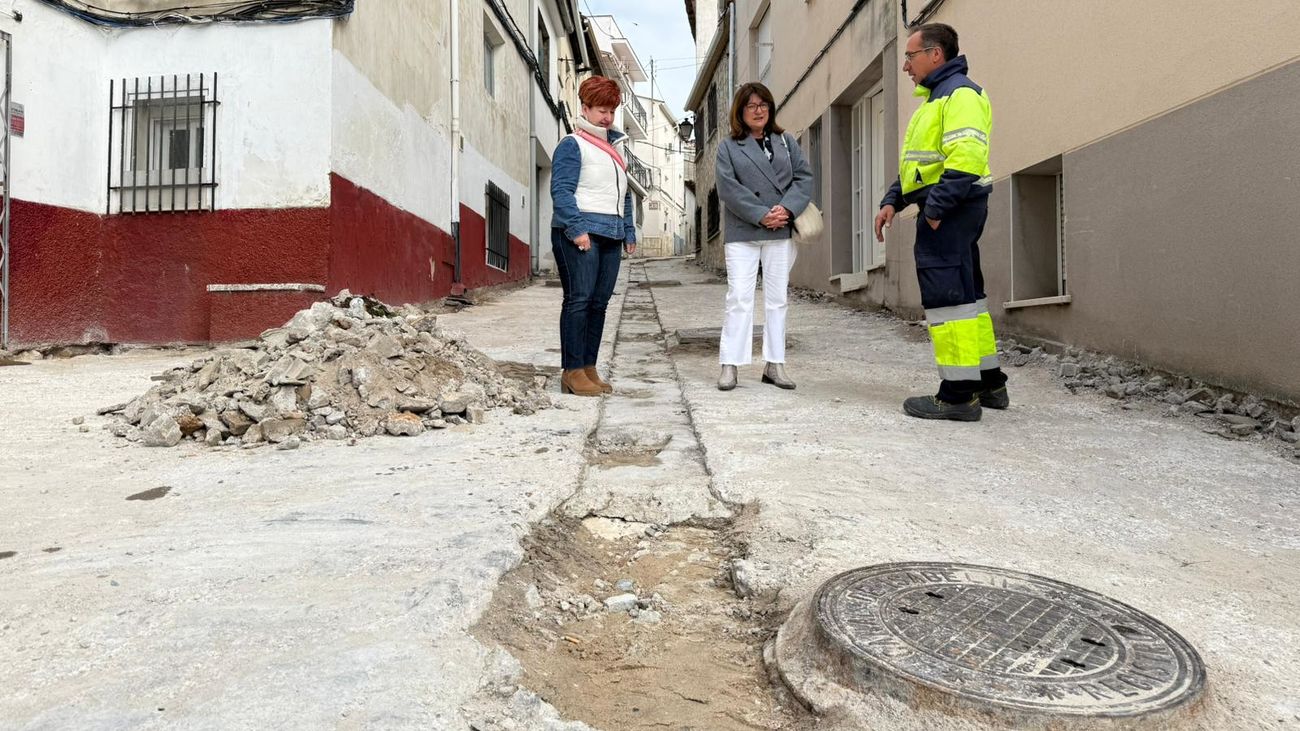 Visita municipal a las obras de mejora de varias calles del casco urbano de Perales de Tajuña