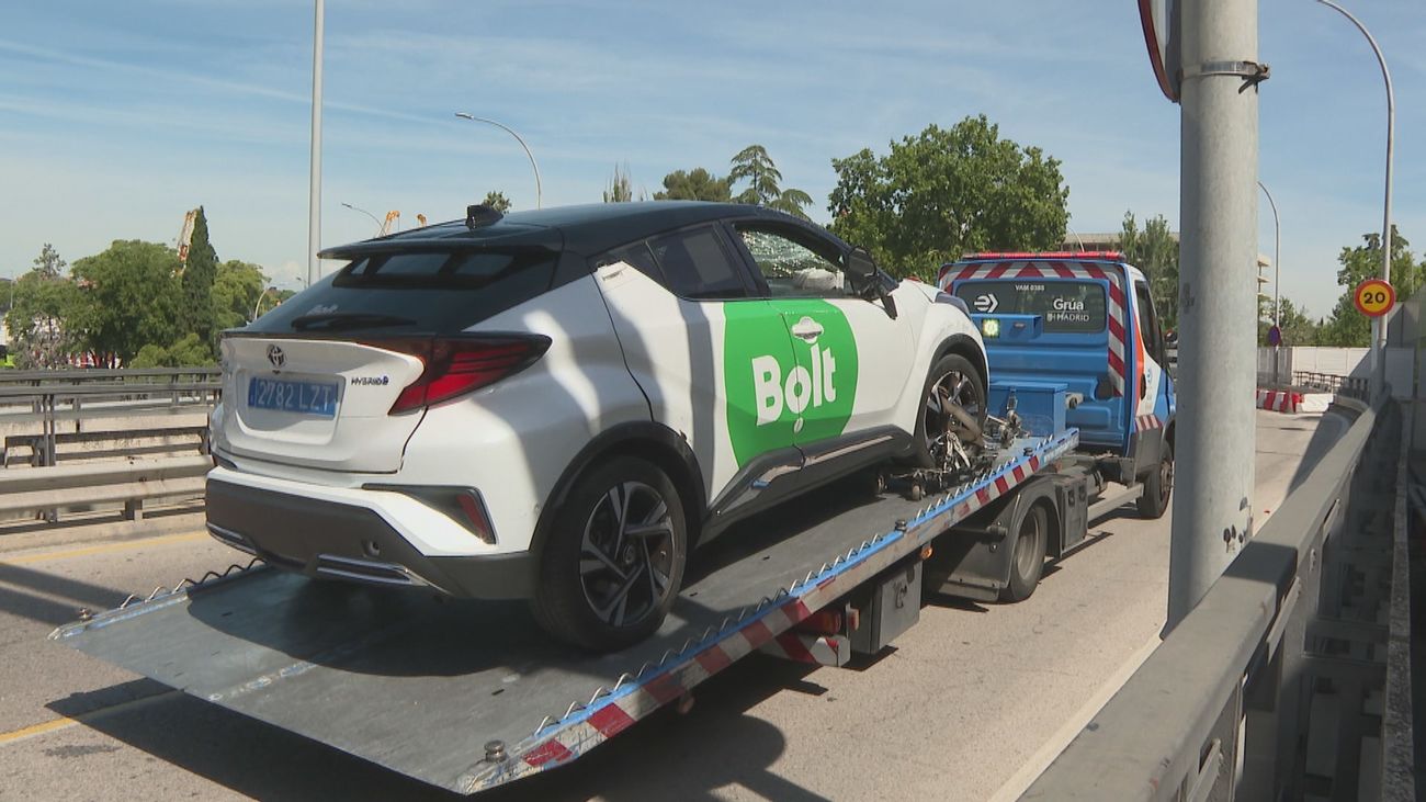 Vuelca un vehículo de VTC en el entorno del aeropuerto de Barajas