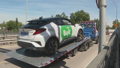 Vuelca un vehículo de VTC en el entorno del aeropuerto de Barajas