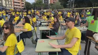 Docentes catalanes sacan pupitres a la calle para protestar por sus condiciones laborales