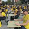 Docentes catalanes sacan pupitres a la calle para protestar por sus condiciones laborales