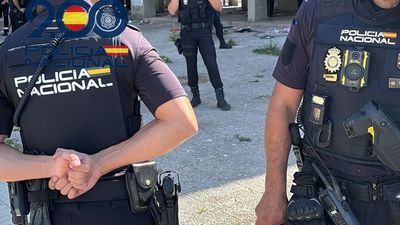Cuatro encapuchados asaltan a martillazos una joyería en Puente de Vallecas  y huyen en coche