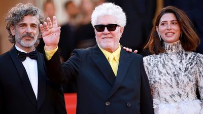 Almodóvar desafía a la mala suerte de amarillo en la alfombra roja de Cannes