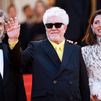 Almodóvar desafía a la mala suerte de amarillo en la alfombra roja de Cannes