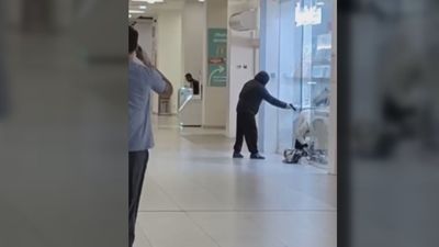 Las impactantes imágenes del atraco a punta de pistola en una joyería de Puente de Vallecas