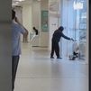 Las impactantes imágenes del atraco a punta de pistola en una joyería de Puente de Vallecas