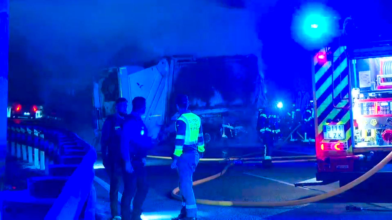 Muere el conductor de un camión de basuras en Valdemingómez al volcar e incendiarse