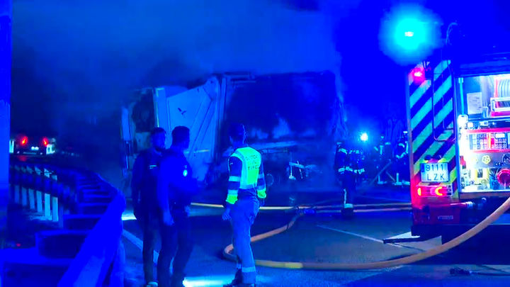 Muere el conductor de un camión de basuras en Valdemingómez al volcar e incendiarse