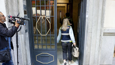 La Policía registra la oficina de Zapatero y varias sociedades mercantiles tras su imputación