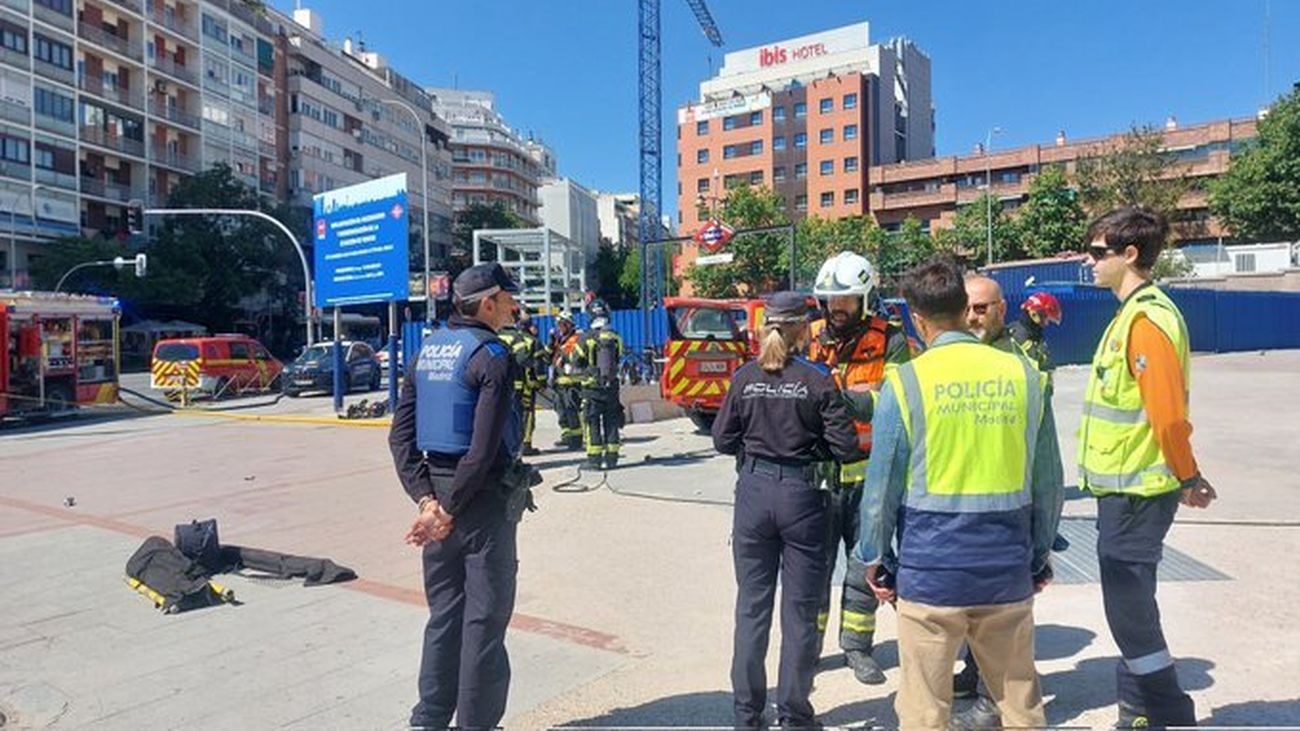 Policías municipales y bomberos en las inmediaciones de la boca de metro de Ventas
