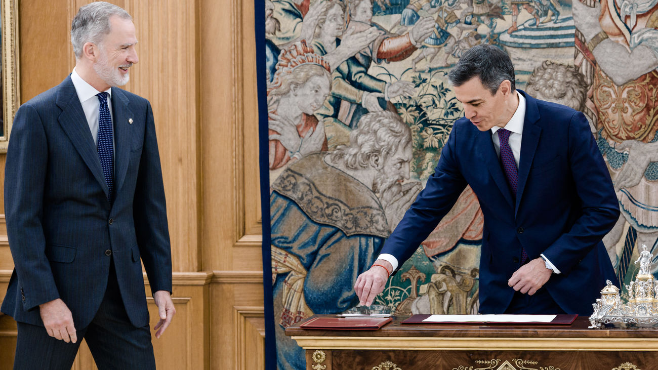 El Rey Felipe VI y el presidente del Gobierno, Pedro Sánchez, durante el acto de sanción de la reforma del Apartado 3 del Artículo 69 de la Constitución Española
