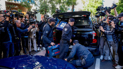 Concluye el registro en el despacho de Zapatero en la calle Ferraz