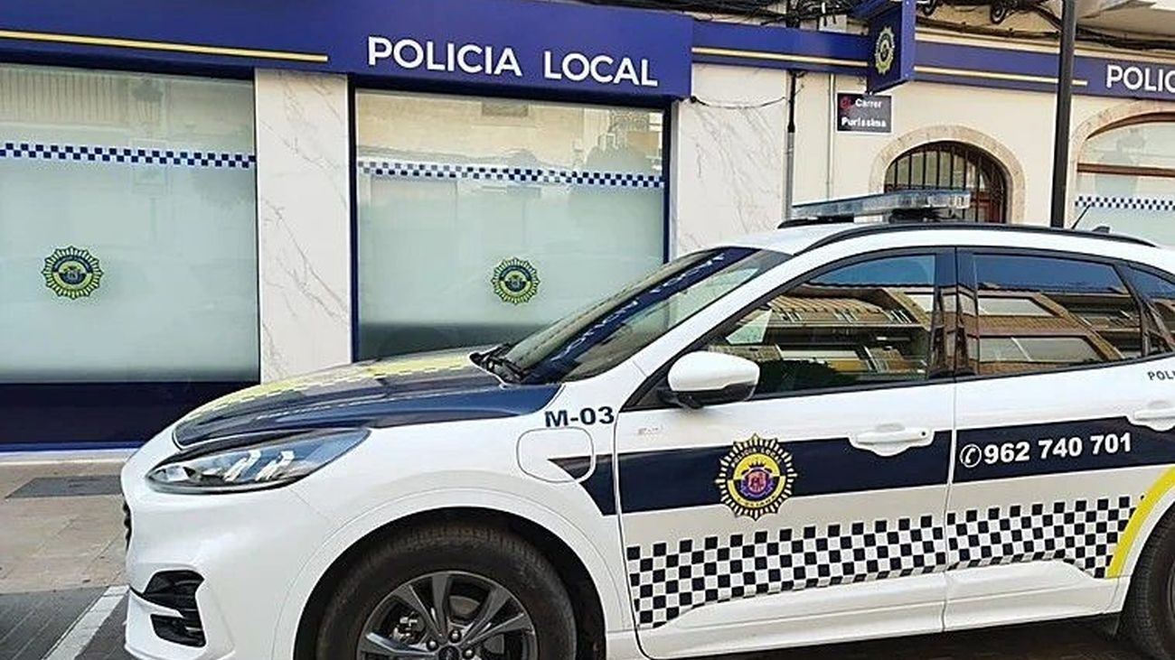 Vehículo y dependencias de la Policía Local de l'Eliana (Valencia)