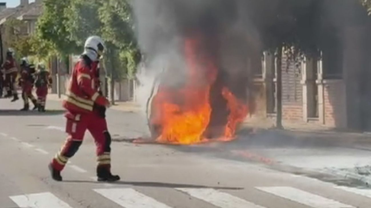 Un coche arde en Majadahonda y provoca una gran columna de humo visible desde varios kilómetros