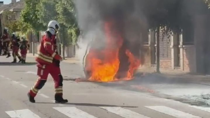 Un coche arde en Majadahonda y provoca una gran columna de humo visible desde varios kilómetros