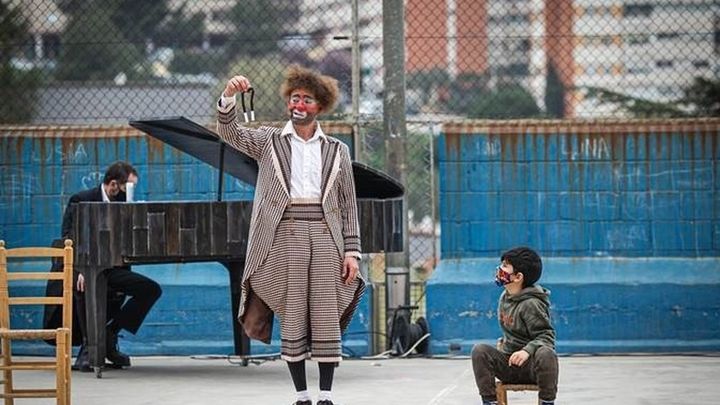 Espectáculo de circo al aire libre para los residentes en Cañada Real durante la pandemia de Covid