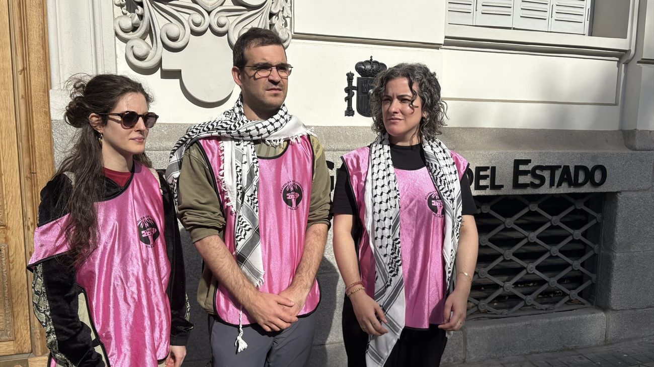 Activistas encausados por la protesta propalestina durante La Vuelta a España 2025,  frente a la sede de la Fiscalía General del Estado