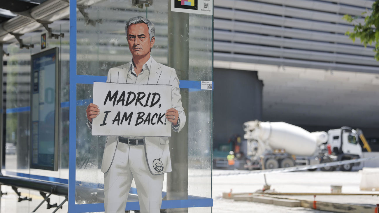 Una figura de José Mourinho ha aparecido en una marquesina de autobuses