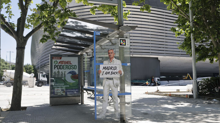 Imagen de Mourinho en una marquesina / EFE