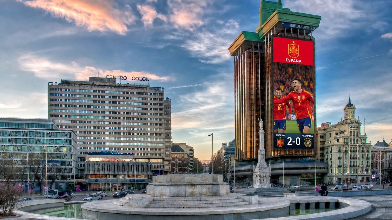 Plaza de Colón con una pantalla gigante