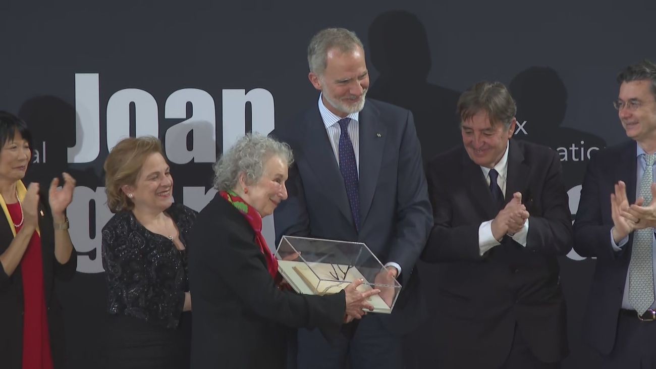 Felipe VI entrega el Premio de Poesía 'Joan Margarit' a Margaret Atwood: "Un alma que refleja todo un país"