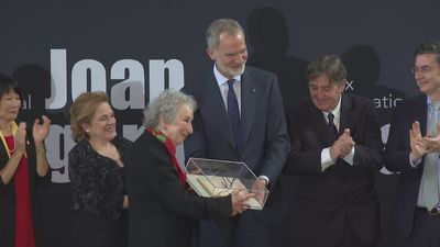Felipe VI entrega el Premio de Poesía 'Joan Margarit' a Margaret Atwood: "Un alma que refleja todo un país"