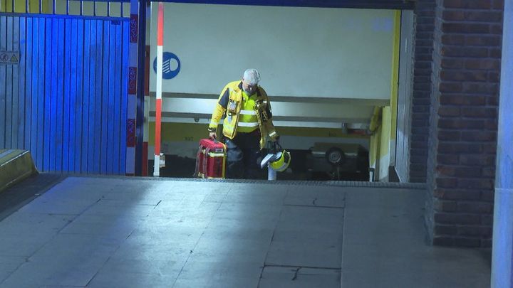 Muere un hombre tras quedar atrapado con su coche en un garaje de la calle Alcántara