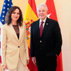Díaz Ayuso recibe en la Real Casa de Correos al Embajador de Estados Unidos en España