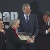 Felipe VI entrega el Premio de Poesía 'Joan Margarit' a Margaret Atwood: "Un alma que refleja todo un país"