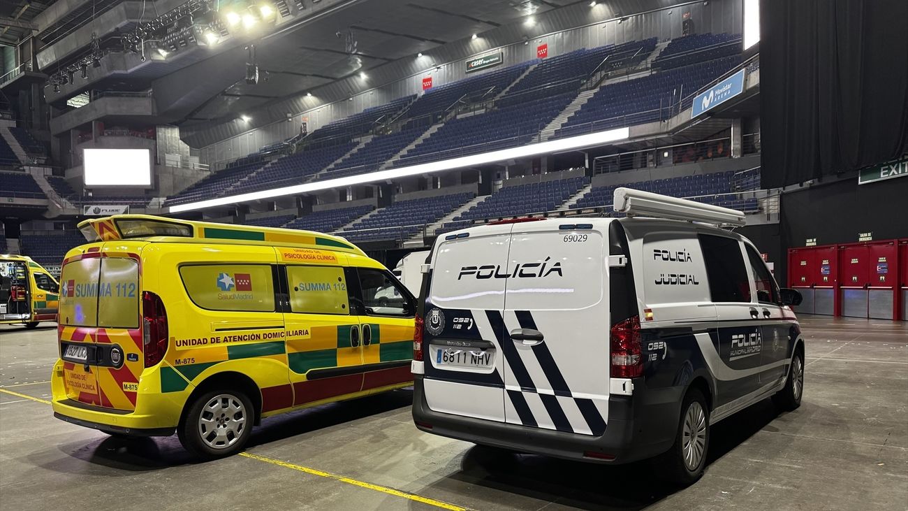Ambulancia del SUMMA 112 y furgón de Policía Municipal de Madrid tras un accidente laboral en el Movistar Arena