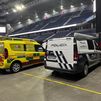 Ambulancia del SUMMA 112 y furgón de Policía Municipal de Madrid tras un accidente laboral en el Movistar Arena