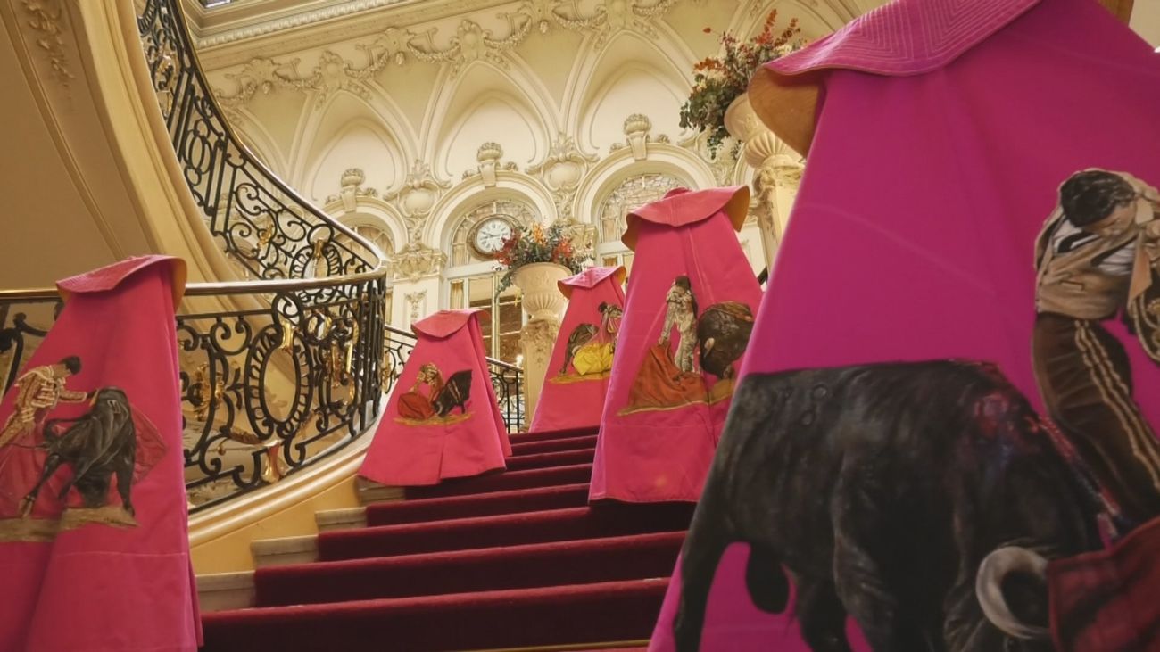 Capotes convertidos en lienzos: la exposición que une arte y tauromaquia llega a Las Ventas