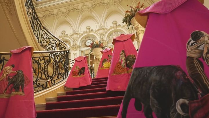 Capotes convertidos en lienzos: la exposición que une arte y tauromaquia llega a Las Ventas