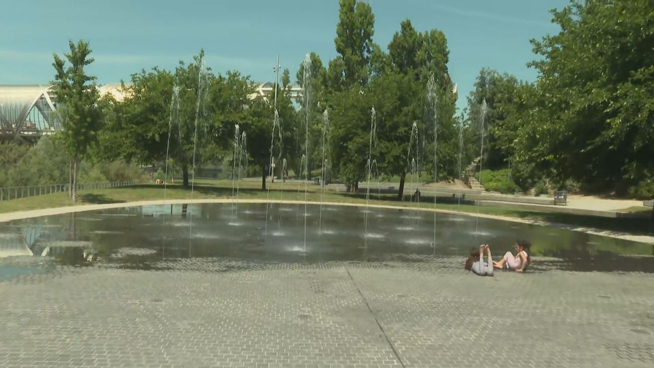 Madrid enciende sus chorros de agua ante el calor adelantado