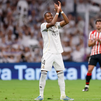 Alaba levanta una silla, como en la remontada ante el PSG, en su despedida