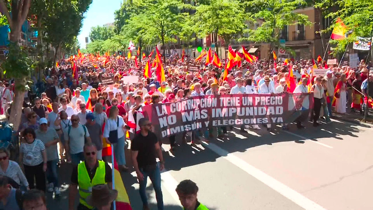 Decenas de miles de personas marchan en Madrid para pedir la dimisión de Sánchez