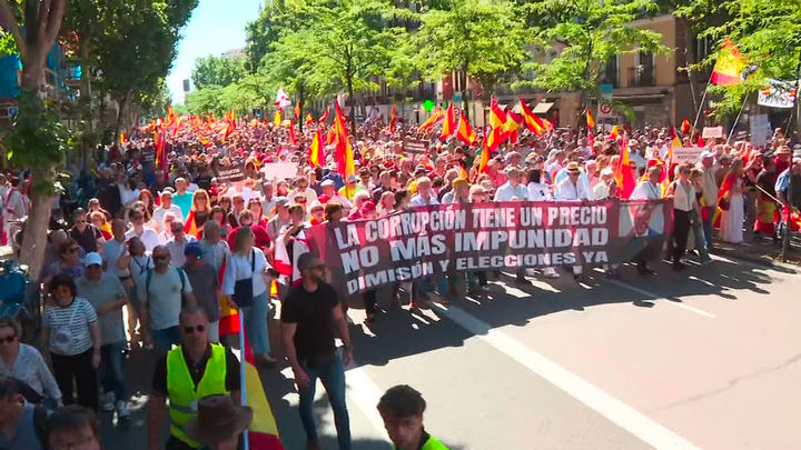 Decenas de miles de personas marchan en Madrid para pedir la dimisión de Sánchez
