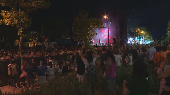 Fiestas seguras en Paracuellos del Jarama: Reparten pulseras de detección de sustancias químicas