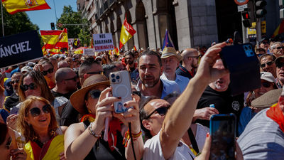 Tres detenidos y siete policías heridos leves en la multitudinaria 'Marcha por la Dignidad'