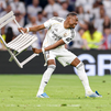 Alaba levanta una silla, como en la remontada ante el PSG, en su despedida