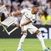 Alaba levanta una silla, como en la remontada ante el PSG, en su despedida