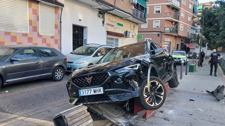 Consume alcohol y drogas y el coche acaba sobre unos bolardos cerca de un cole de Alcorcón