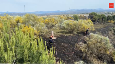 Extinguen un incendio de vegetación en la M-50 a la altura de Majadahonda