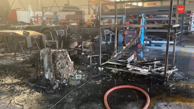 Los bomberos extinguen un incendio en el interior de una nave industrial de Loeches
