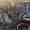 Los bomberos extinguen un incendio en el interior de una nave industrial de Loeches