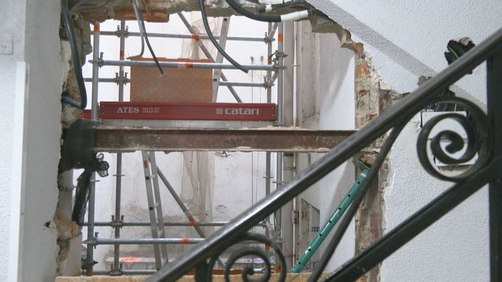 Vecinos de Delicias, desesperados tras año y medio sin ascensor por un conflicto con un pozo