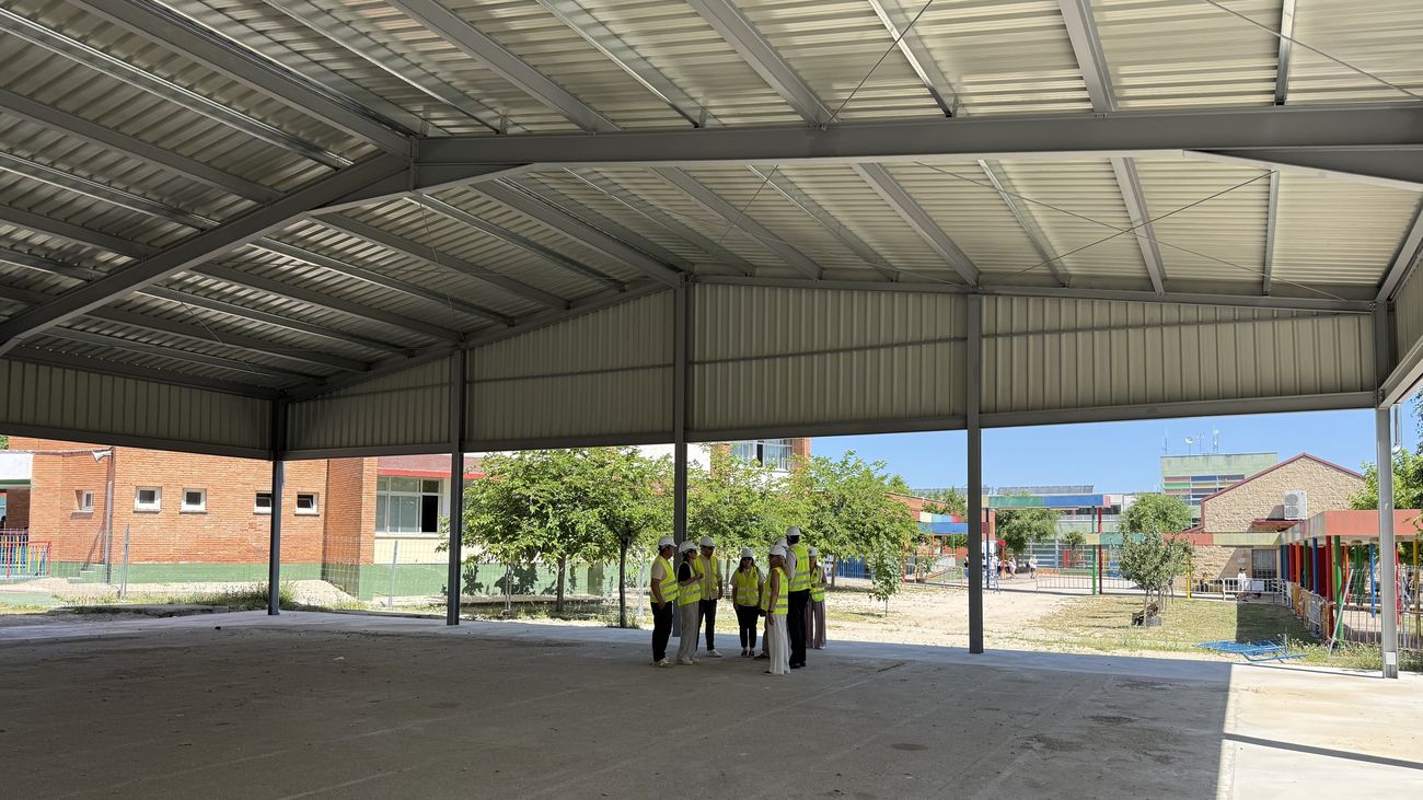 Visita regional a las obras de la nueva cubierta de un colegio de El Molar