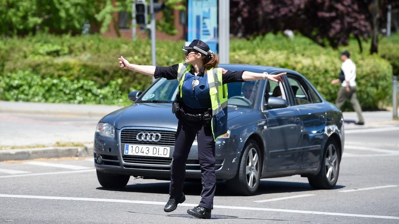 Una agente de la Policía Municipal de Madrid controla el tráfico en la Avenida de la Albufera