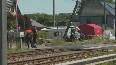 Cuatro muertos en la colisión de un tren con un minibús escolar en Bélgica